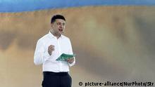 Ukrainian President Volodymyr Zelensky speaks during the party Sluga narody ('Servant of the people') congress, where are announced candidates of the party for the snap parliamentary elections, in Kiev, Ukraine, on 9 June, 2019. 41-year old Ukrainian President Volodymyr Zelenskiy dissolved a parliament dominated by his political opponents immediately after taking office on May 2019. (Photo by STR/NurPhoto) | Keine Weitergabe an Wiederverkäufer.