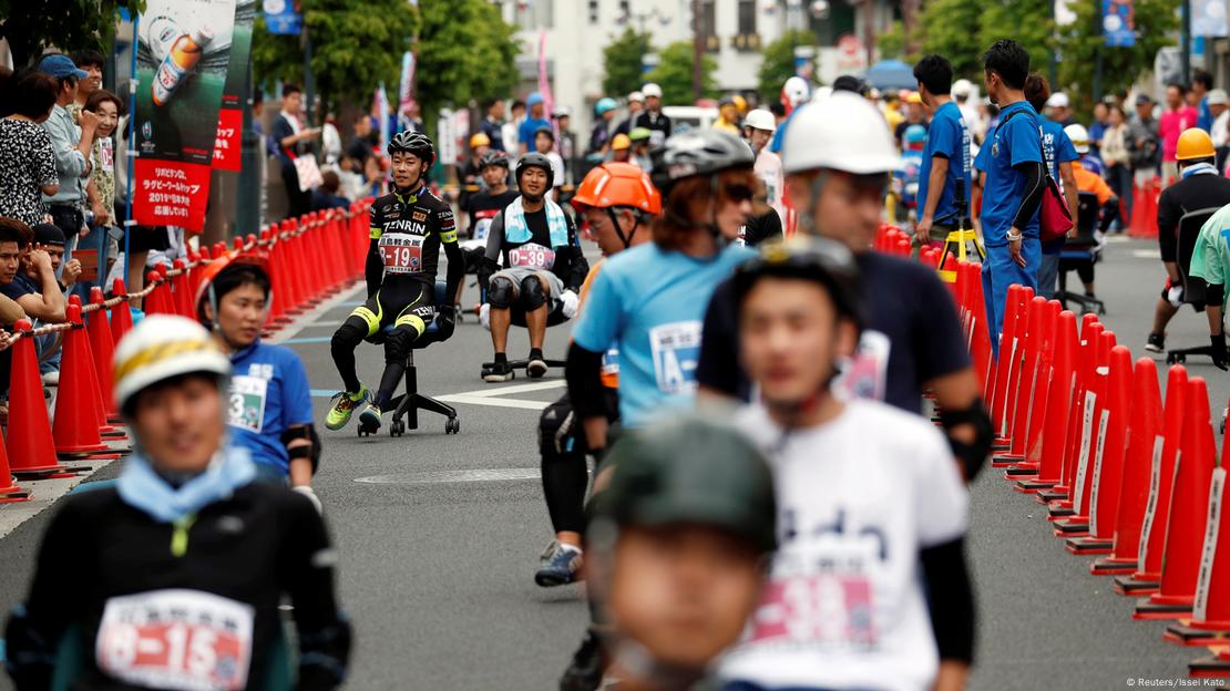 A menos de que sea como en esta carrera llevada a cabo en Japón, lo mejor es evitar cuanto sea posible las sillas de oficina, así como el sedentarismo.