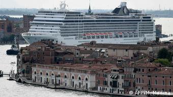 Italien Venedig Kreuzfahrtschiff fährt durch Lagune