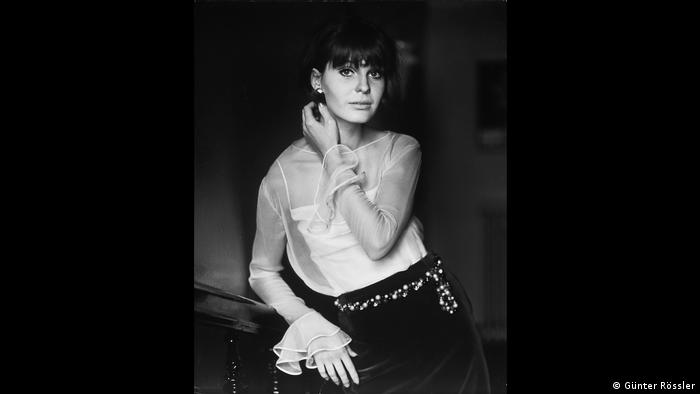 A black-and-white photo of a model in Sibylle magazine (Günter Rössler)