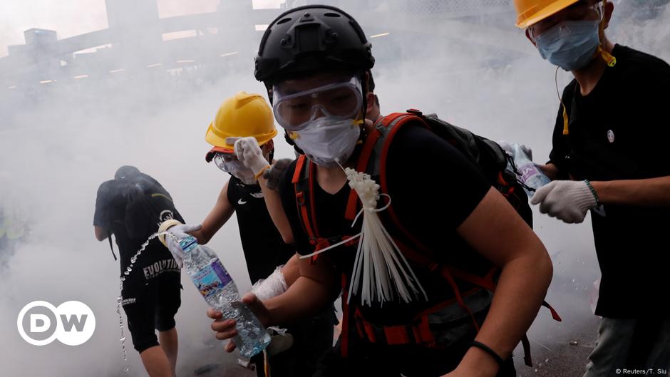 Protesters block seat of Hong Kong government – DW – 06/12/2019