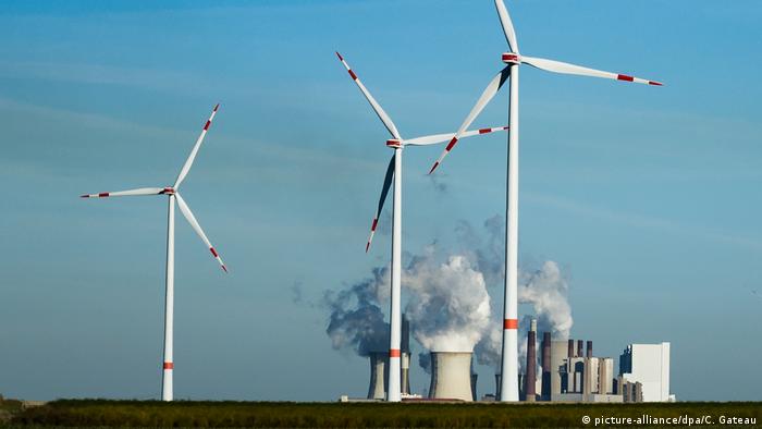 Nicht bei jedem Unternehmen ist es offensichtlich, ob es klimafreundlich ist oder nicht BG Windernergie | Windräder stehen vor dem Braunkohlekraftwerk Neurath