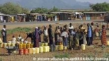 Kenia - Flüchtlinge aus dem Süden des Sudan stehen Schlange um Trinkwasser zu holen (picture-alliance/imageBROKER/U. Doering)