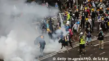 香港群众包围立法会 警方出动催泪烟清场 
