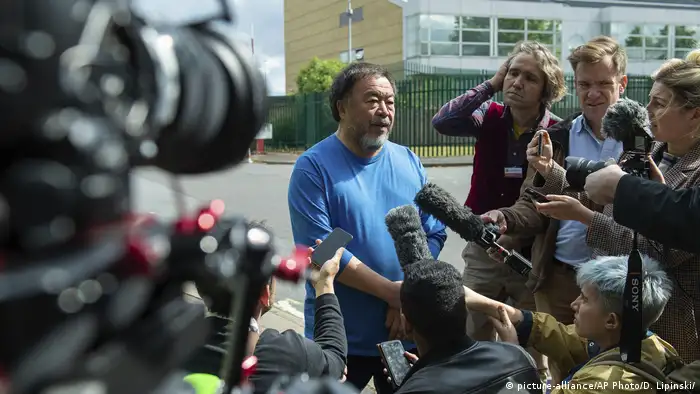 Ai Weiwei spricht zur Presse nach seinem Besuch bei Assange im Belmarsh Gefängnis