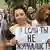 Протесты по делу Голунова - женщина с плакатом: "А если ты не журналист?"