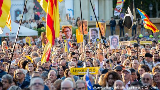 Un Protester contro la presunta predominanza del catalano nel corso  spagnolo è visto che protestavano coperto con un flag durante la  dimostrazione. Più di 1.500 persone chiamato dagli enti a favore della