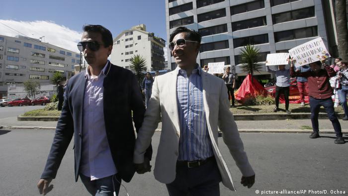 Ecuador Homosexuelle Ehe (picture-alliance/AP Photo/D. Ochoa)