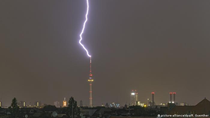Blitz über Berlin (Bild Allianz / dpa / R. Günther)