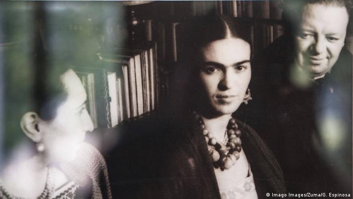 Schwarzweiß-Aufnahme Frida Kahlos (Mitte) mit Diego Rivera 