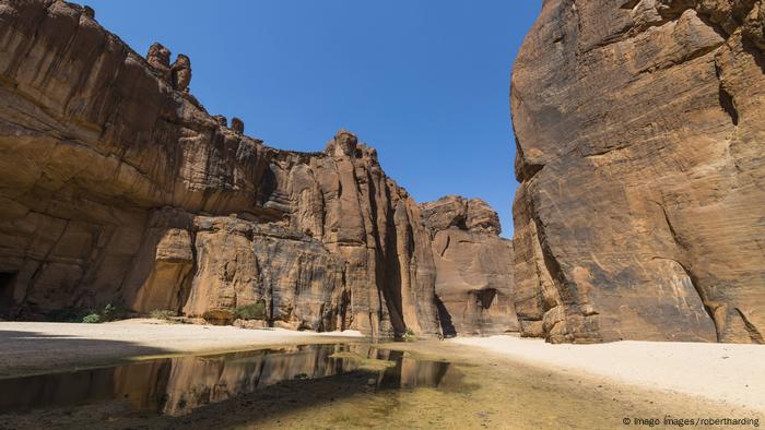Hubo untiempo en el que en el desierto del Sahara vivían hipopótamos y elefantes. Hoy, el Sahara es un territorio seco, y solo un pequeño lago formado por aguas subterráneas de lluvias caídas hace siglos nos recuerda a mejores épocas. El clima cambió y así surgieron inmensos paisajes donde solo hay arena. Aún hoy hasta hoy se siguen formando desiertos, y el culpable de eso es el ser humano.