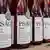 Weinflaschen mit Etiketten in Nahaufnahme (Foto: Imago)