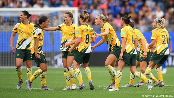 Brasil desperdició una ventaja de dos goles, marcados por sus estrellas Marta y Cristiane, ante Australia, que se impuso por 3-2 este jueves en Montpellier, un resultado que deja muy abierto el grupo C del Mundial.