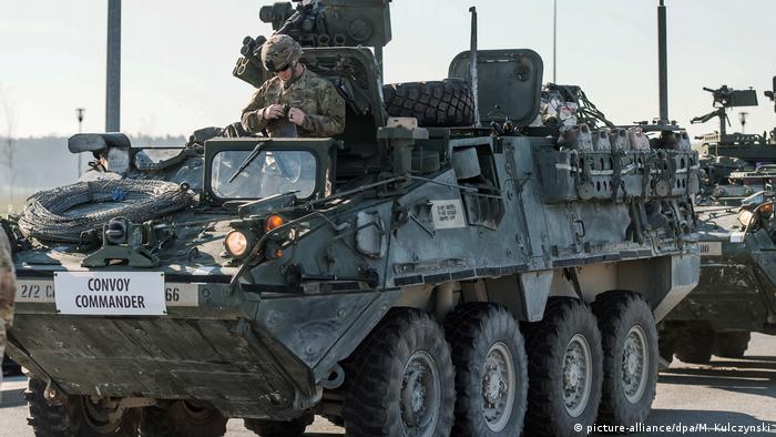 Zapovjedno oklopno vozilo na vojnoj vježbi NATO-a