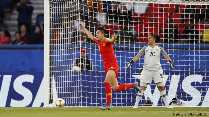 China se impuso este jueves en París a Sudáfrica (1-0), relanzando sus opciones en el grupo B del Mundial de fútbol femenino, donde brindó indirectamente la clasificación para octavos de final a Alemania.