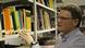 Thomas Salzmann sucht in einem Bücherregal im Archiv der Bundesprüfstelle (Foto: Monika Griebeler/DW) Thomas Salzmann sucht in einem Bücherregal im Archiv der Bundesprüfstelle (Foto: Monika Griebeler/DW)