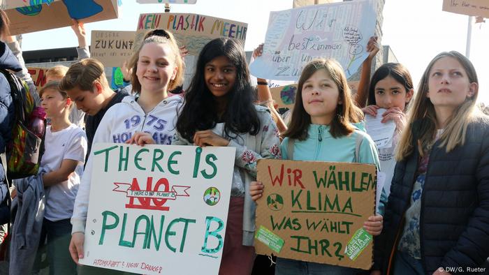 Kinder mit Plakaten Wir wählen Klima, was wählt ihr? bei einer Fridays for Future Demo 