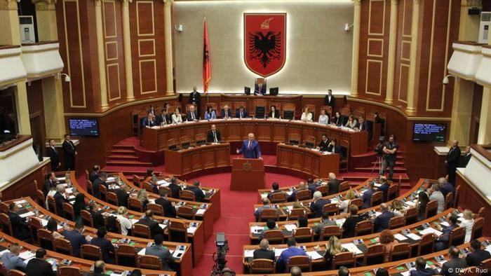 Albanien Tirana | Parlament