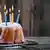 Foto simbólica de un pastel de cumpleaños con velas de colores.