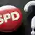 Symbolbild Anstecker der SPD und Fragezeichen, Volksparteien in der Krise