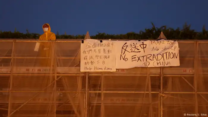 Proteste in Hongkong: Demonstrant stürzt von Gerüst in den Tod (Reuters/J. Silva)