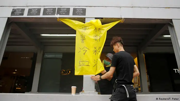Proteste in Hongkong: Demonstrant stürzt von Gerüst in den Tod (Reuters/T. Peter)