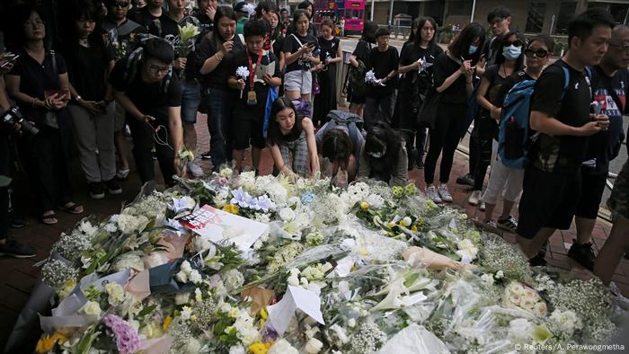 反送中 雨衣男 坠楼身亡民众献花哀悼致敬 德国之声来自德国介绍德国 Dw 16 06 19