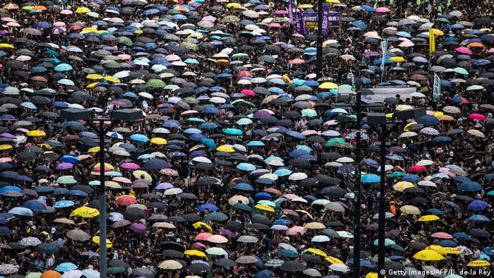 Hongkong Proteste gegen Gesetz zur Auslieferung an China (Getty Images/AFP/D. de la Rey)