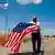 Israel Golanhöhen Siedlung Qela Bruchim Mann mit US-Flagge