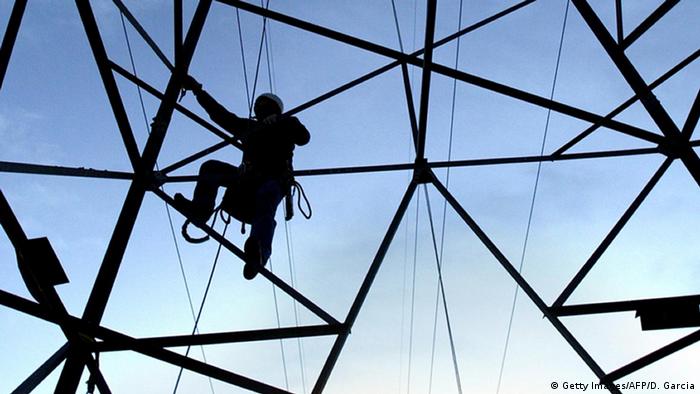 Foto simbólica de una persona que trabaja en una torre eléctrica en Argentina en una imagen de archivo.