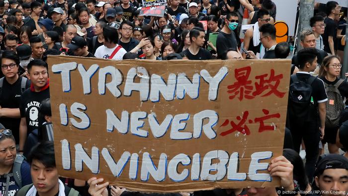 Hongkong Massenproteste gegen Regierung (picture-alliance/AP/Kin Cheung)
