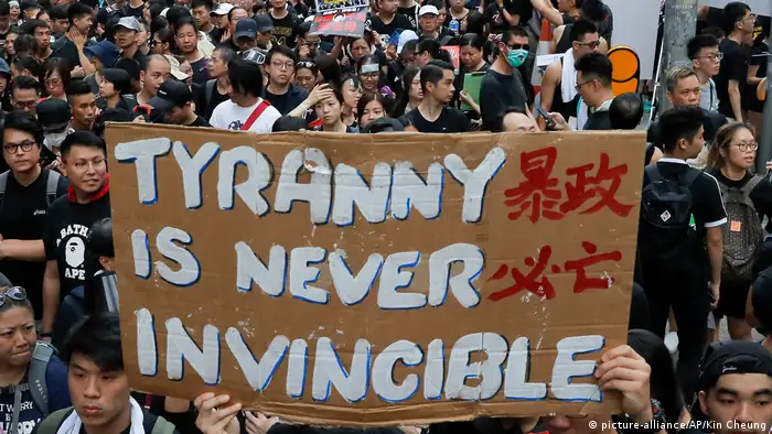Hongkong Massenproteste gegen Regierung (picture-alliance/AP/Kin Cheung)