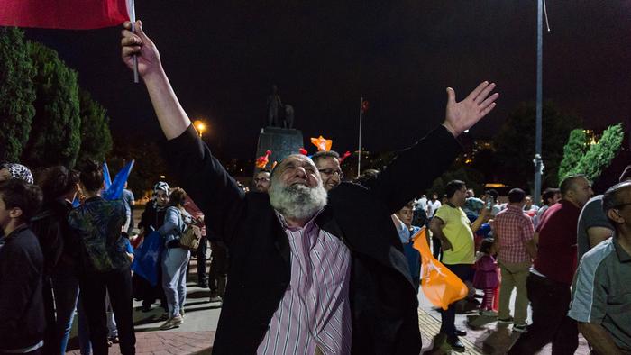 El desfile de la victoria recorrió las calles de Kasimpasa antes de terminar en la plaza central junto al puerto. Allí la gente cantó, bailó, lanzó fuegos artificiales y disparó rifles al aire. Una pantalla gigante mostró los resultados mientras que la gente se abrazaba y agitaba banderas del AKP. Fue la mayor victoria de Erdogan hasta la fecha, y sus antiguos vecinos celebraron por él. 