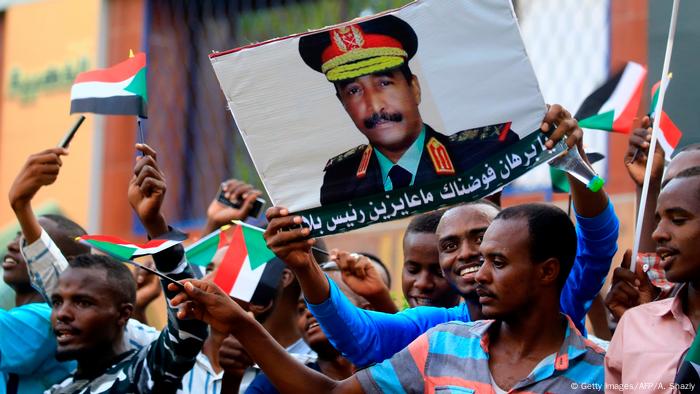 Sudan Khartum | Anhänger von General Abdel Fattah al-Burhan (Getty Images/AFP/A. Shazly)