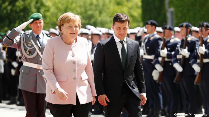 Deutschland Merkel empfängt Selenskyj mit militärischen Ehren im Kanzleramt