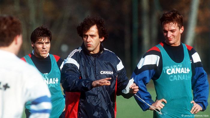 Al igual que Franz Beckenbauer en Alemania, Platini asumió el cargo de entrenador nacional, con solo 33 años. 