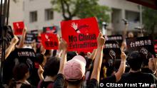 June 16, 2019
Taiwan - Proteste gegen das Auslieferungsgesetz an China
On June 16, Taiwan human rights groups held a rally named Support Hong Kong, Anti-China outside the Legislative Yuan, the parliament of Taiwan. The event was organized by HK student in Taiwan Save HK, Citizen Front Taiwan, and the Taiwan Youth Association for democracy. At the rally, more than 10,000 people from Hong Kong and Taiwan who concerned the future of their birthplace, took to the streets to stand up to the pending extradition bill. 