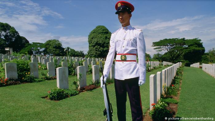 Singapur Commonwealth Friedhof Soldat (picture-alliance/robertharding)