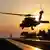 Helicóptero militar americano levanta voo de porta-aviões do Exército dos EUA estacionado no Golfo Pérsico