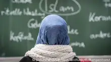 القضاء الألماني يحكم بتعويض معلمة أوقفت عن العمل لارتدائها الحجاب