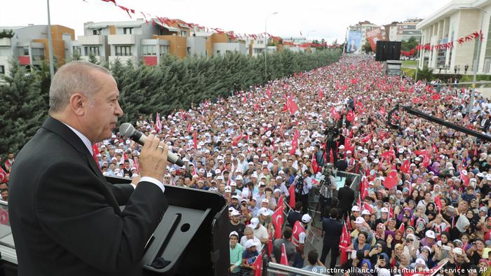 Cumhurbaşkanı Recep Tayyip Erdoğan, İstanbul'da 23 Haziran 2019'da tekrarlanan seçim öncesi düzenlenen mitingte. 