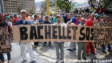 18.06.2019, Venezuela, Caracas: Ehemalige venezolanische Ölarbeiter halten ein Plakat, mit dem sie UN-Menschenrechtskommissarin Bachelet um Hilfe bitten. Einige von ihnen machen mit einem Hungerstreik auf sich aufmerksam und haben 400 Stunden Hungerstreik hinter sich. Die früher bei der Ölfirma Exxon Mobil Beschäftigten fordern die Auszahlung von Abmachungen und Sozialversicherungsbeiträgen, die ihnen nach der Verstaatlichung eines Projekts des US-Ölkonzerns in Venezuela ausstehen. Bachelet ist zu Besuch in Venezuela, um sich ein Bild von der Situation im Land zu machen. Foto: Daniel Hernandez/Agencia Uno/dpa +++ dpa-Bildfunk +++ |