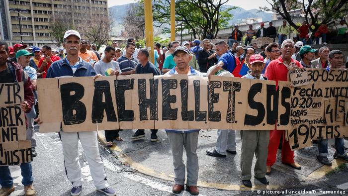 Protesta en Caracas, con un cartel pidiendo ayuda a la ex alta comisionada de ONU para los DDHH, en 2019.