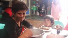 Die wohlhabende Mittelschicht der Philippinen wächst und mit ihr die Müllberge. Allein in Manila landen täglich mehr als 2000 Tonnen Lebensmittel im Müll - obwohl ein Drittel der Filipinos (zum Beispiel wie Filipa Balde und ihre Familie) unterhalb der Armutsgrenze leben. Viel Essen wandert in Restaurants in die Tonne. Dagegen engagieren sich Köche in der Urlaubs-Stadt Tagaytay. The Sustainable Diner ist ein solches Projekt Urheber: Gönna Ketels / DW
Zeit: Mai, 2019
Ort: Philippinen 