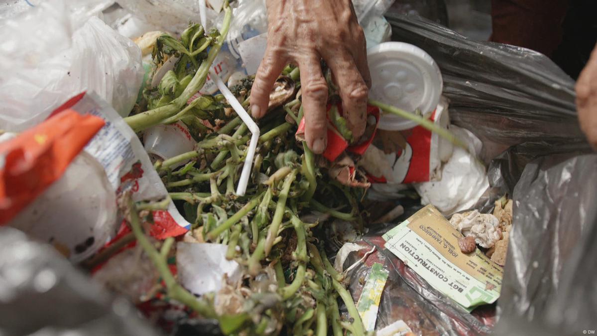 eating-from-the-garbage-dump-in-the-philippines-dw-06-25-2019