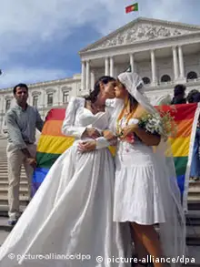 Two women kiss as they simulate a same sex marriage, in front of the Portuguese parliament, during a demonstration promoted by ILGA, a Portuguese homosexual association, for the legalisation of the gay marriages in Lisbon, Portugal, 10 October 2008. Portuguese parliament are conducting votes on the legal status of the homosexual marriages. EPA/PEDRO PINA +++(c) dpa - Report+++ ### Verwendung nur in Deutschland, usage Germany only ###