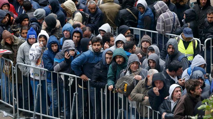 Des migrants faisants la queue devant la LAGESO, bureau berlinois pour la santé et les affaires sociales, en octobre 2015