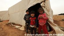 (180426) -- MAFRAQ (JORDAN), April 26, 2018 (Xinhua) -- Syrian refugee children are seen at a settlement near the Jordan-Syria border on the outskirts of Mafraq, Jordan, on April 26, 2018. According to the United Nations Higher Commission for Refugees (UNHCR)'s report in 2018, about 160,000 registered Syrian refugees reside in Mafraq, a city situated about 70 kilometers north of the capital Amman. (Xinhua/Mohammad Abu Ghosh) | Keine Weitergabe an Wiederverkäufer.