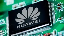 20.04.2018, China, Ji'nan: --FILE--A chip of Huawei is pictured in Ji'nan city, east China's Shandong province, 20 April 2018. China's tech giant Huawei will neither split nor sell its mainstream businesses, and it has no plan of mass layoff, the company's founder and CEO Ren Zhengfei said here Monday. Foto: Da Qing/Imaginechina/dpa |