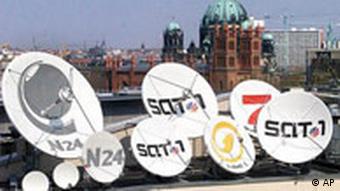 Satelliten Schüsseln der Kirch Media Gruppe auf dem Hauptquartier des TV-Senders SAT 1 in Berlin